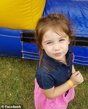 5歲的女孩臉上滿是瘀傷，原來(lái)在校車上被毆打了45分鐘