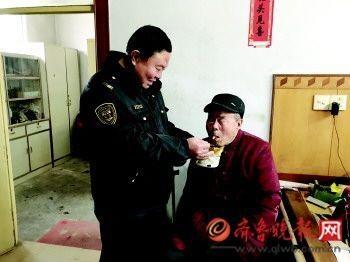 校車司機(jī)照顧偏癱鄰居七年 每天中午上門熱菜喂飯 按摩癱瘓軀體