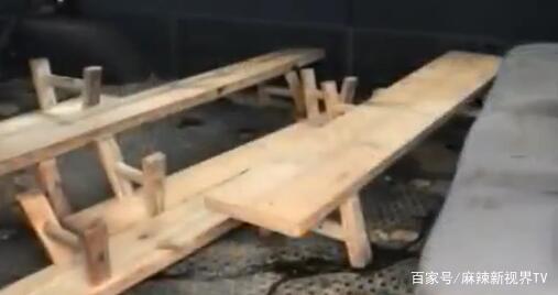 校車上放板凳當座位，五歲學生墜車死亡，司機竟稱是孩子自己跳車