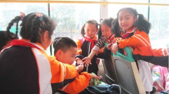 校車安全知識，小朋友乘坐校車要注意什么？