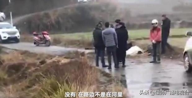 地方偏遠沒校車靠家長接送,三輪車側翻孩子身亡 地方偏遠沒校車靠家長接送,結果側翻孩子身亡,網友:太窮了
