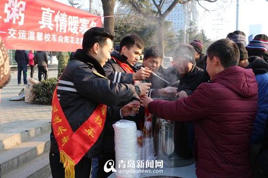 交運溫馨校車志愿者推出暖心臘八粥 免費送環衛工上班族 交運溫馨校車志愿者推出暖心臘八粥 免費送環衛工上班族