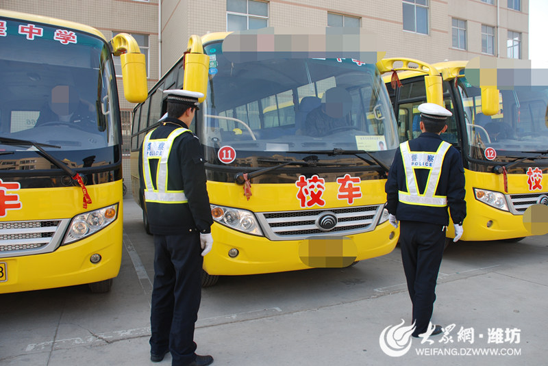 濰坊經(jīng)濟(jì)交警強(qiáng)化校車檢查 筑牢安全防線 濰坊經(jīng)濟(jì)交警強(qiáng)化校車檢查 筑牢安全防線