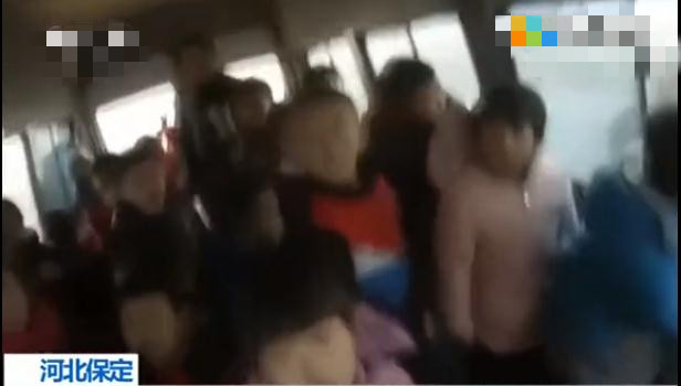河北一輛5座報廢黑校車竟載35個幼兒園孩子