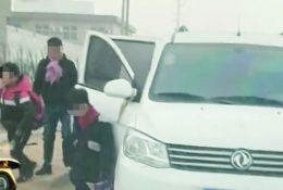 面包車當校車7座硬塞了17個孩子