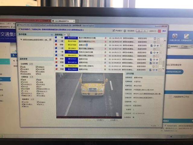 這輛黃色校車為何被交警攔下？司機(jī)表示：我太大意了