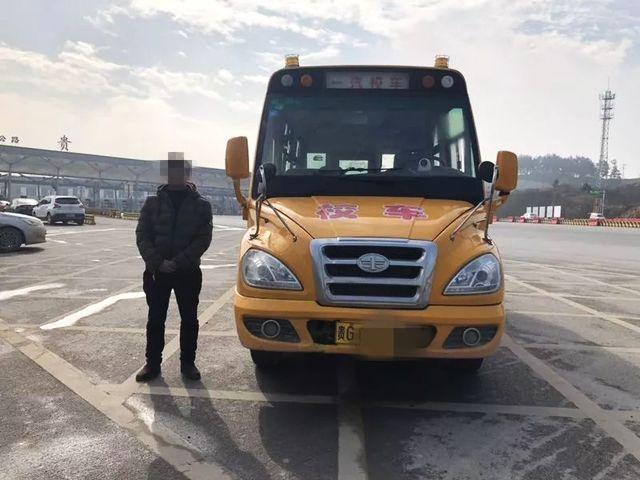 這輛黃色校車為何被交警攔下？司機(jī)表示：我太大意了