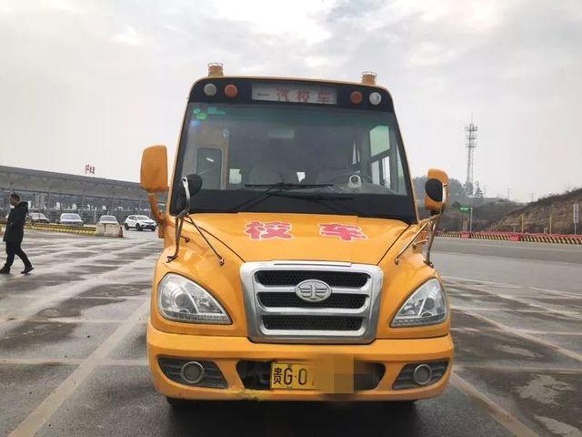 這輛黃色校車為何被交警攔下？司機(jī)表示：我太大意了