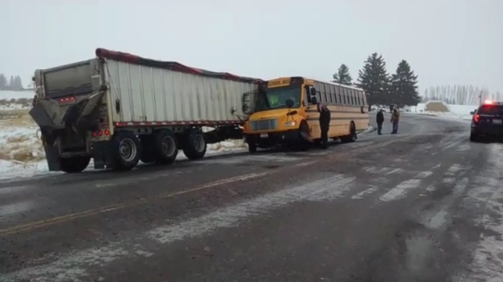 美國:杰斐遜縣一校車與卡車相撞 美國:杰斐遜縣一校車與卡車相撞
