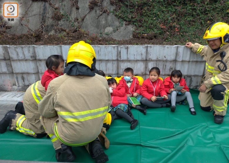 香港兩校車相撞，至少15名幼兒園學生受傷
