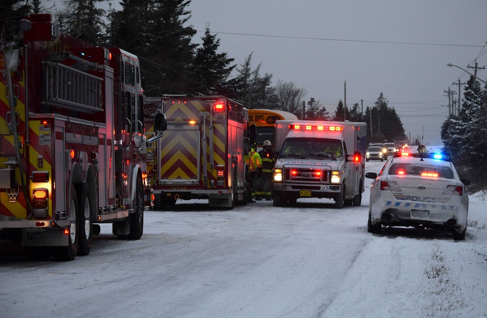 美國:Shelburne縣一小汽車與校車撞 美國:Shelburne縣一小汽車與校車撞