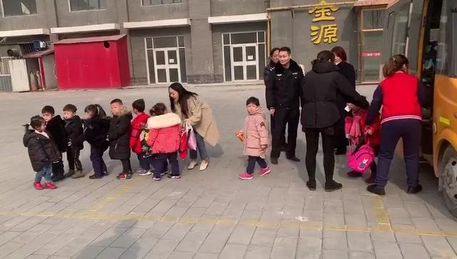 校車安全豈容兒戲，任丘交警查獲一起無資質駕駛校車且超員7人