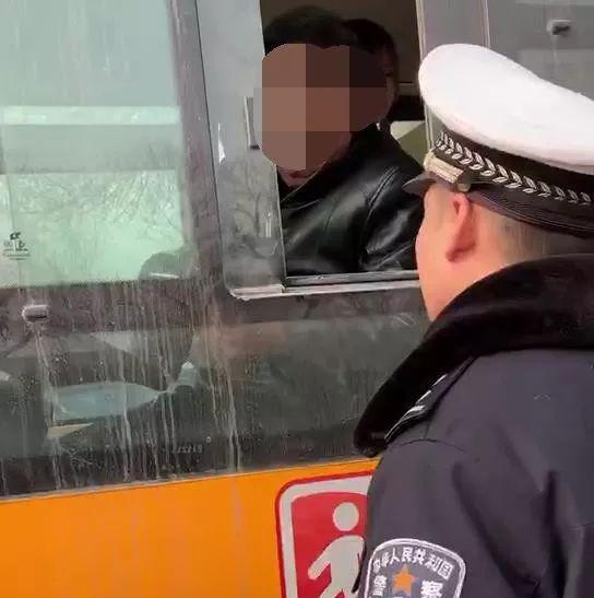 校車安全豈容兒戲，任丘交警查獲一起無資質駕駛校車且超員7人