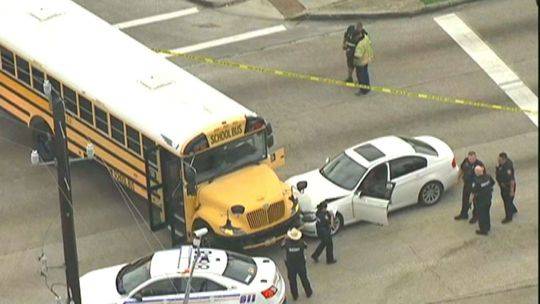 美國一男子中槍受傷 駕車去醫(yī)院途中暈厥撞上校車 美國一男子中槍受傷 駕車去醫(yī)院途中暈厥撞上校車
