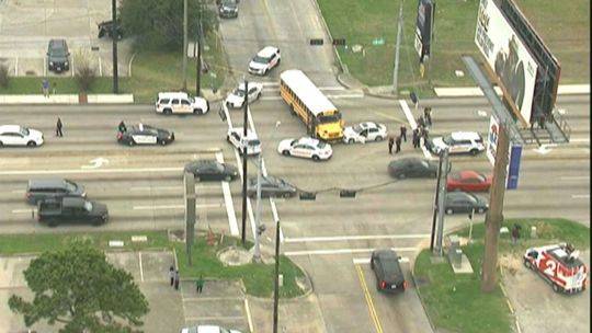 美國一男子中槍受傷 駕車去醫(yī)院途中暈厥撞上校車 美國一男子中槍受傷 駕車去醫(yī)院途中暈厥撞上校車