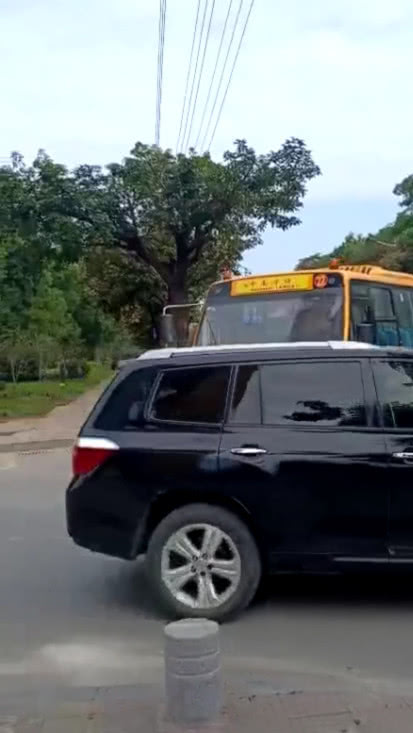 下班遇到校車，看到校車中一學生的操作，笑出豬叫