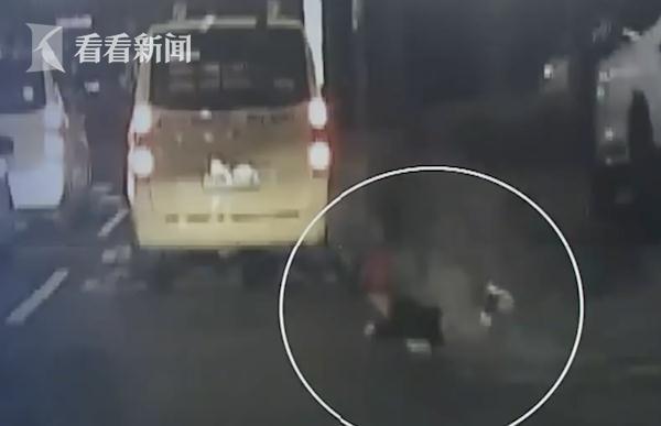 5歲女孩下校車時被門夾住 司機沒注意繼續拖行 5歲女孩下校車時被門夾住 司機沒注意繼續拖行