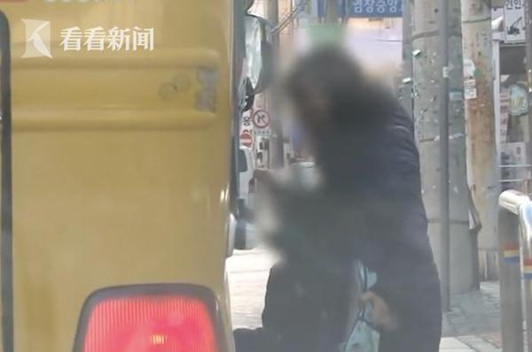 5歲女孩下校車時被門夾住 司機沒注意繼續拖行 5歲女孩下校車時被門夾住 司機沒注意繼續拖行