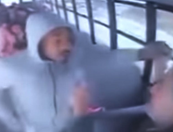 美校車司機無意剮蹭私家車被車主及朋友暴打昏迷/ 美校車司機無意剮蹭私家車被車主及朋友暴打昏迷