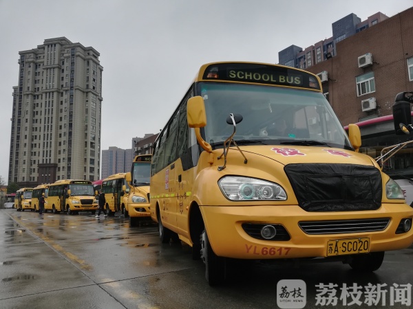 開學(xué)在即，南京公交部門對(duì)校車進(jìn)行安檢
