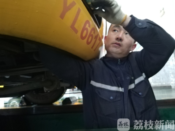 開學(xué)在即，南京公交部門對(duì)校車進(jìn)行安檢