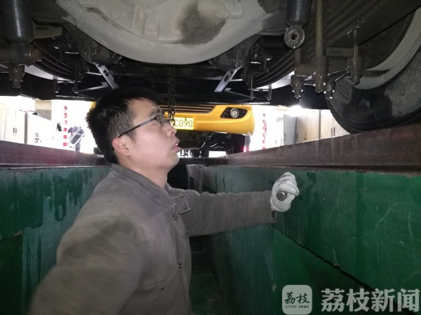 開學(xué)在即，南京公交部門對(duì)校車進(jìn)行安檢