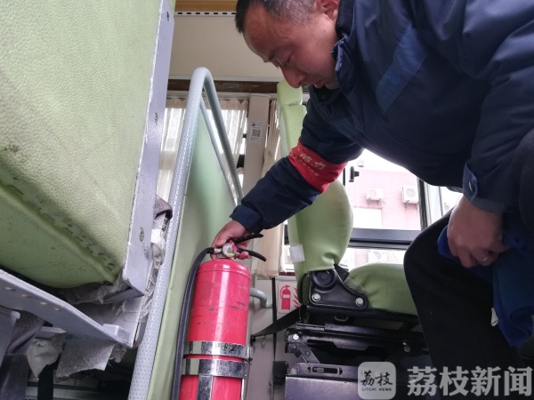 開學(xué)在即，南京公交部門對(duì)校車進(jìn)行安檢