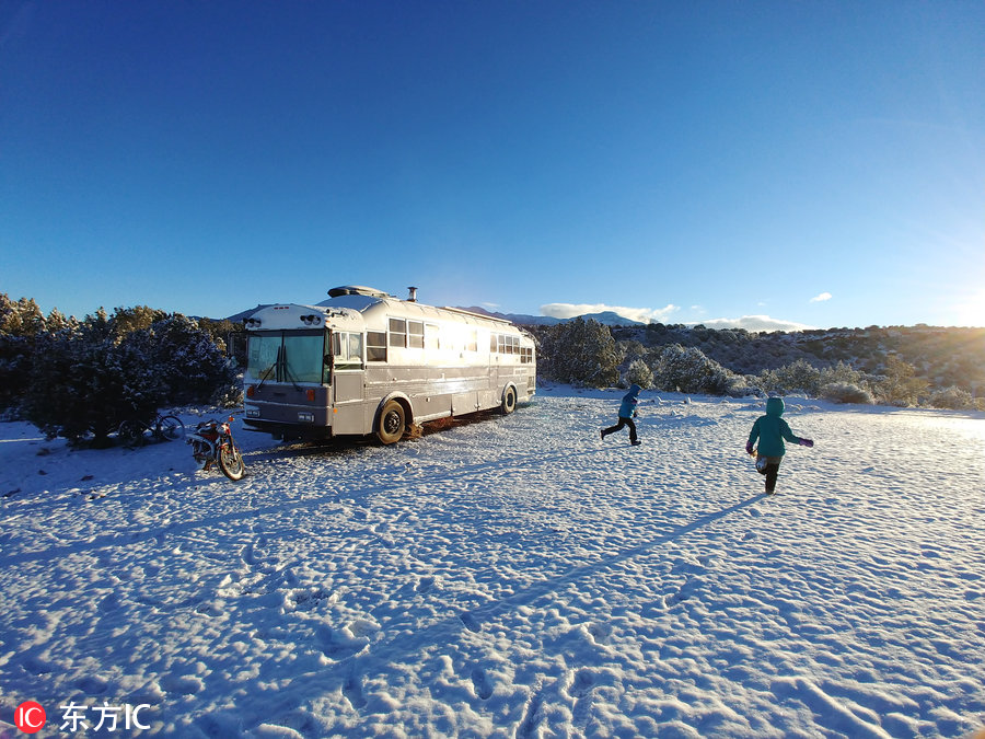 美國夫妻改造校車帶娃旅游 回歸自然慢享生活 美國夫妻改造校車帶娃旅游 回歸自然慢享生活