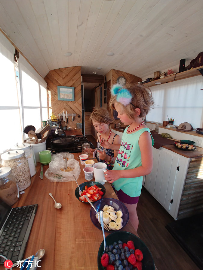 美國夫妻改造校車帶娃旅游 回歸自然慢享生活 美國夫妻改造校車帶娃旅游 回歸自然慢享生活