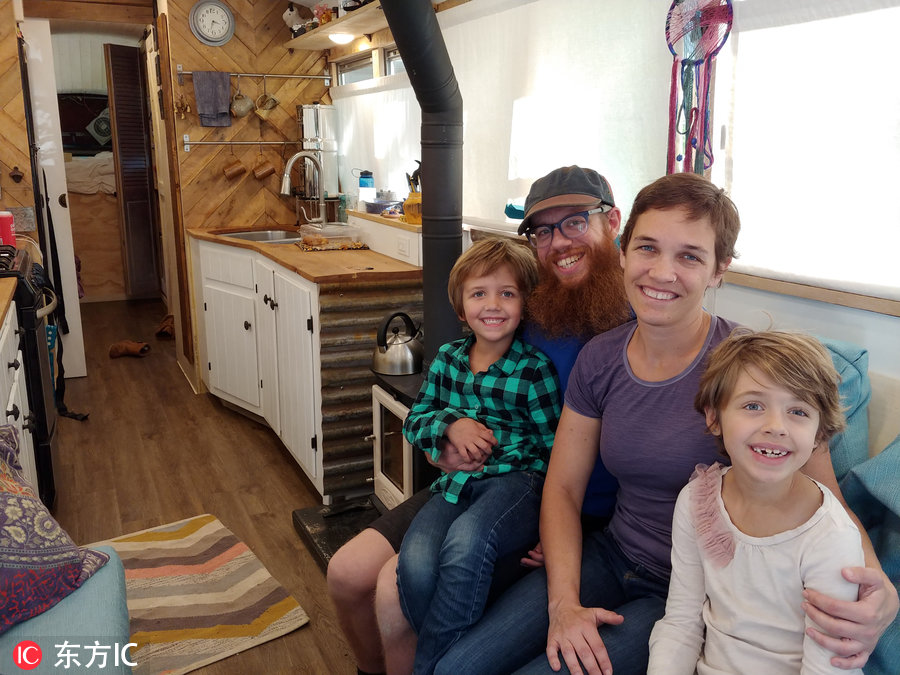 美國夫妻改造校車帶娃旅游 回歸自然慢享生活 美國夫妻改造校車帶娃旅游 回歸自然慢享生活