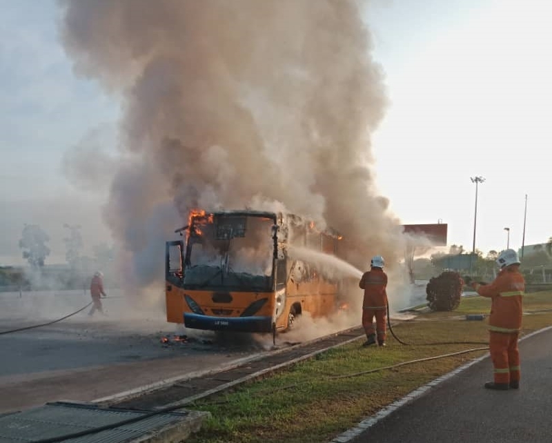 馬來西亞:校車行駛途中突著火,38學(xué)生及司機逃出生天 馬來西亞:校車行駛途中突著火,38學(xué)生及司機逃出生天