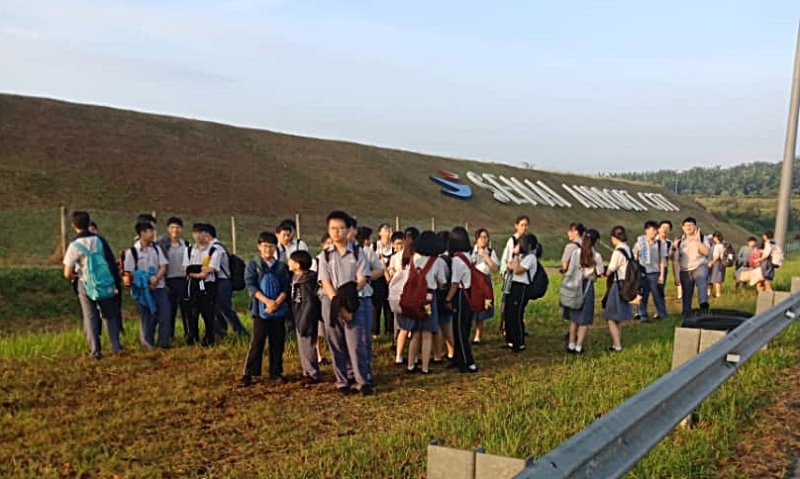 馬來西亞:校車行駛途中突著火,38學(xué)生及司機逃出生天 馬來西亞:校車行駛途中突著火,38學(xué)生及司機逃出生天