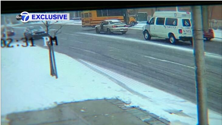 美國(guó)新澤西州，毒駕女校車司機(jī)駕車攜11兒童撞樹