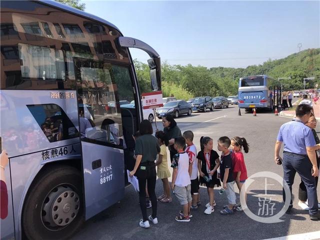 定制公交人工“刷臉卡” 孩子們上學還可以坐這班“校車”