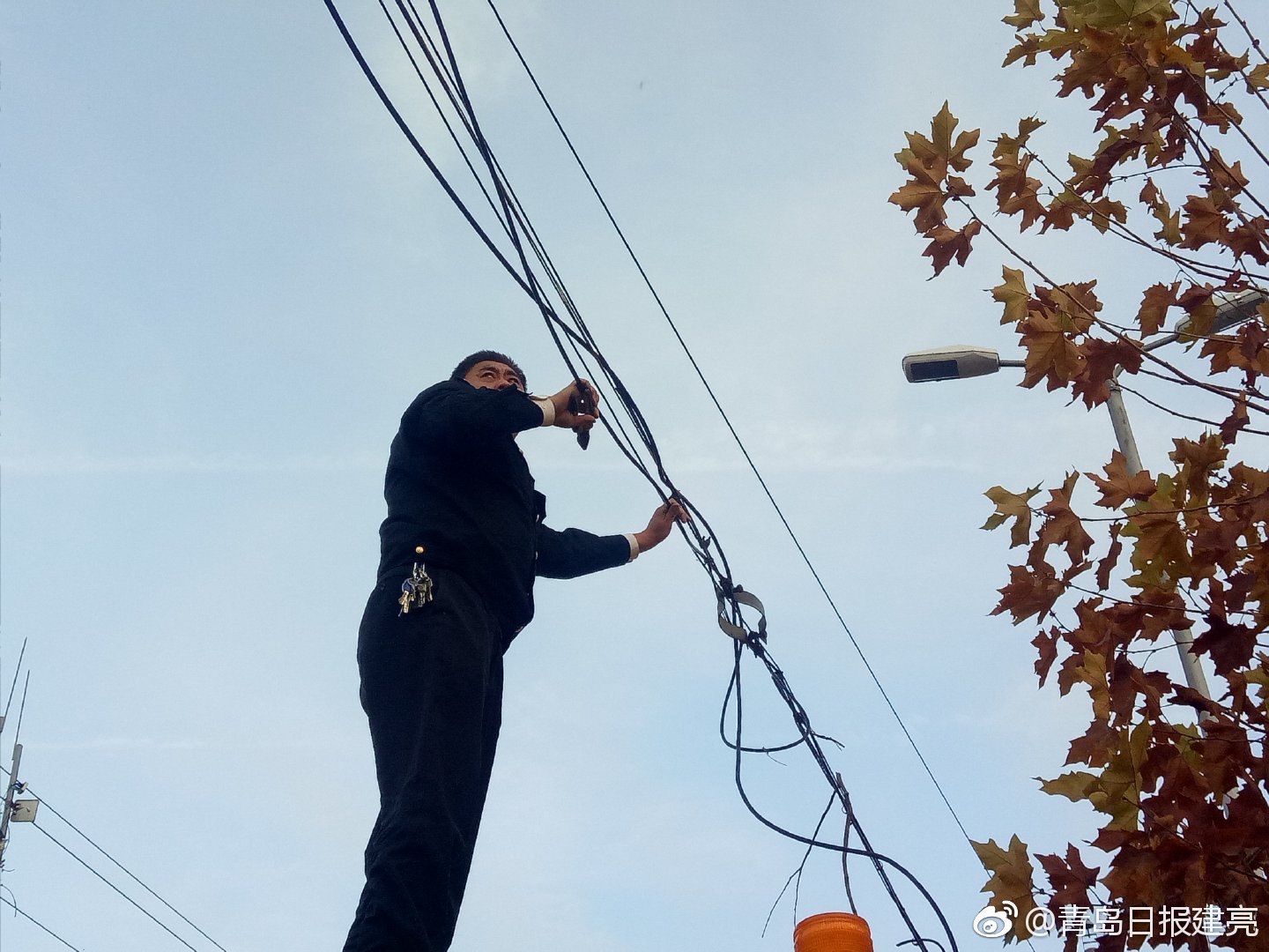 嶗山現“最美托舉”!校車駕駛員高空托舉高壓線1小時 嶗山現“最美托舉”!校車駕駛員高空托舉高壓線1小時