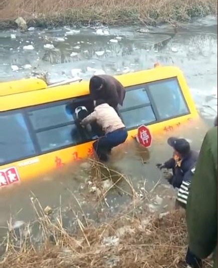 河北滄州:南皮縣烏馬營鎮一輛校車,接送學生途中不慎落入冰水中 河北滄州:南皮縣烏馬營鎮一輛校車,接送學生途中不慎落入冰水中