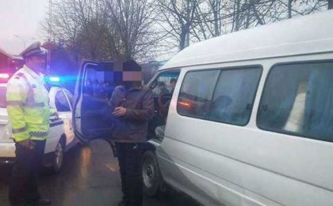 黑校車碰上了交警四處逃竄 寶雞交警普法來到校園清除隱患