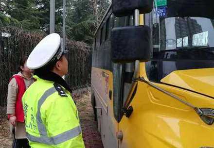 黑校車碰上了交警四處逃竄 寶雞交警普法來到校園清除隱患