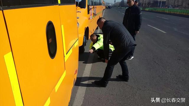 長春交警聯(lián)合教育部門開展校車隱患排查和駕駛員安全教育活動/ 長春交警聯(lián)合教育部門開展校車隱患排查和駕駛員安全教育活動