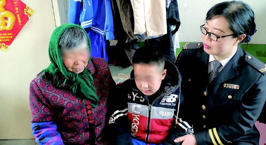 校車照管員成了單親孩子的“編外媽媽” 校車照管員成了單親孩子的“編外媽媽”