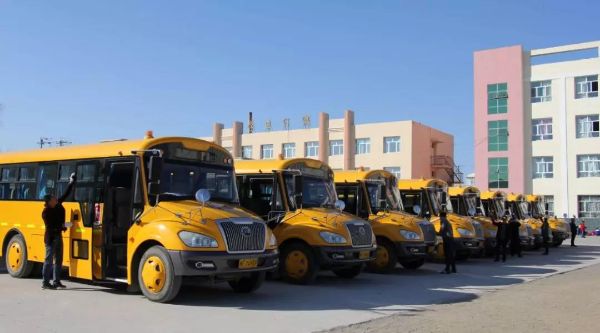 突泉縣60輛校車確保4865名學生安全出行/ 突泉縣60輛校車確保4865名學生安全出行