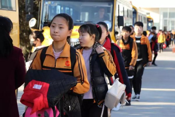 突泉縣60輛校車確保4865名學生安全出行/ 突泉縣60輛校車確保4865名學生安全出行