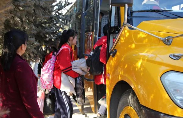 突泉縣60輛校車確保4865名學生安全出行/ 突泉縣60輛校車確保4865名學生安全出行