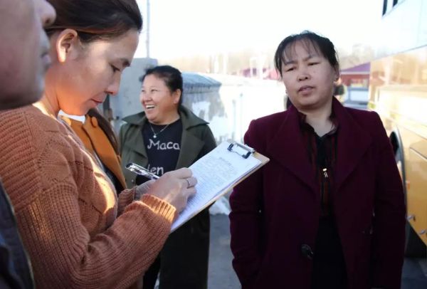 突泉縣60輛校車確保4865名學生安全出行/ 突泉縣60輛校車確保4865名學生安全出行