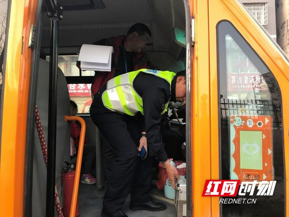 鳳凰縣交警開展校車安全整治 積極摸排“黑惡”線索