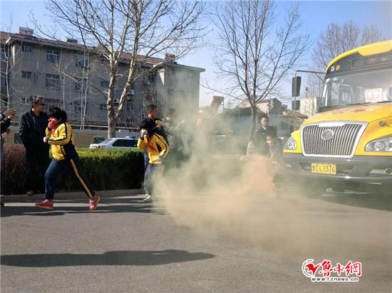 桓臺交警大隊聯(lián)合學(xué)校開展校車消防逃生演練活動/ 桓臺交警大隊聯(lián)合學(xué)校開展校車消防逃生演練活動