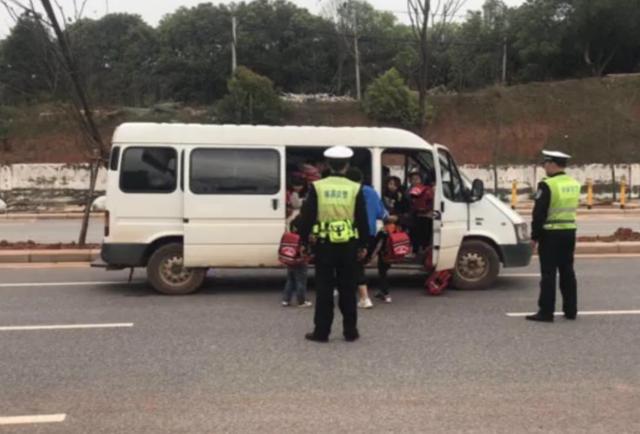 家長也知情?幼兒園“黑校車”,核載6人瘋狂塞下41人 家長也知情?幼兒園“黑校車”,核載6人瘋狂塞下41人