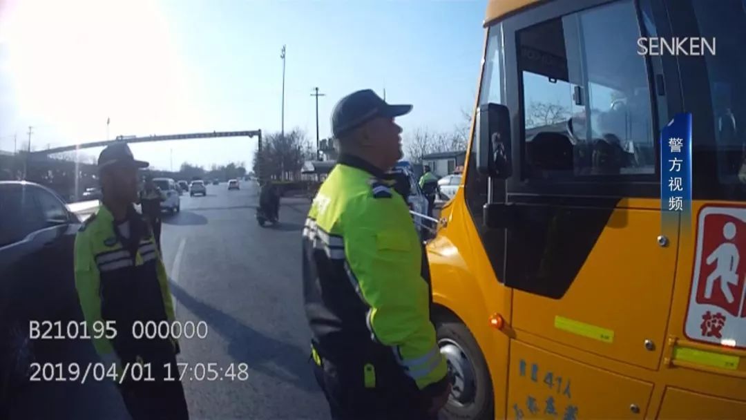 石家莊市機動大隊嚴把生命關:兩輛違法上路行駛校車被查扣! 石家莊市機動大隊嚴把生命關:兩輛違法上路行駛校車被查扣!