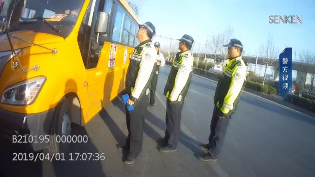 石家莊市機動大隊嚴把生命關:兩輛違法上路行駛校車被查扣! 石家莊市機動大隊嚴把生命關:兩輛違法上路行駛校車被查扣!