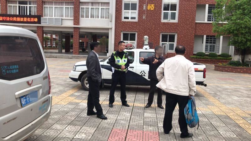 南雄查獲一輛“黑校車”,駕駛員被罰2萬元! 南雄查獲一輛“黑校車”,駕駛員被罰2萬元!